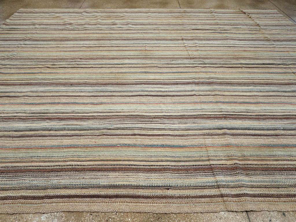 21st Century Modern Turkish Flatweave Room Size Carpet (Türkisch) im Angebot