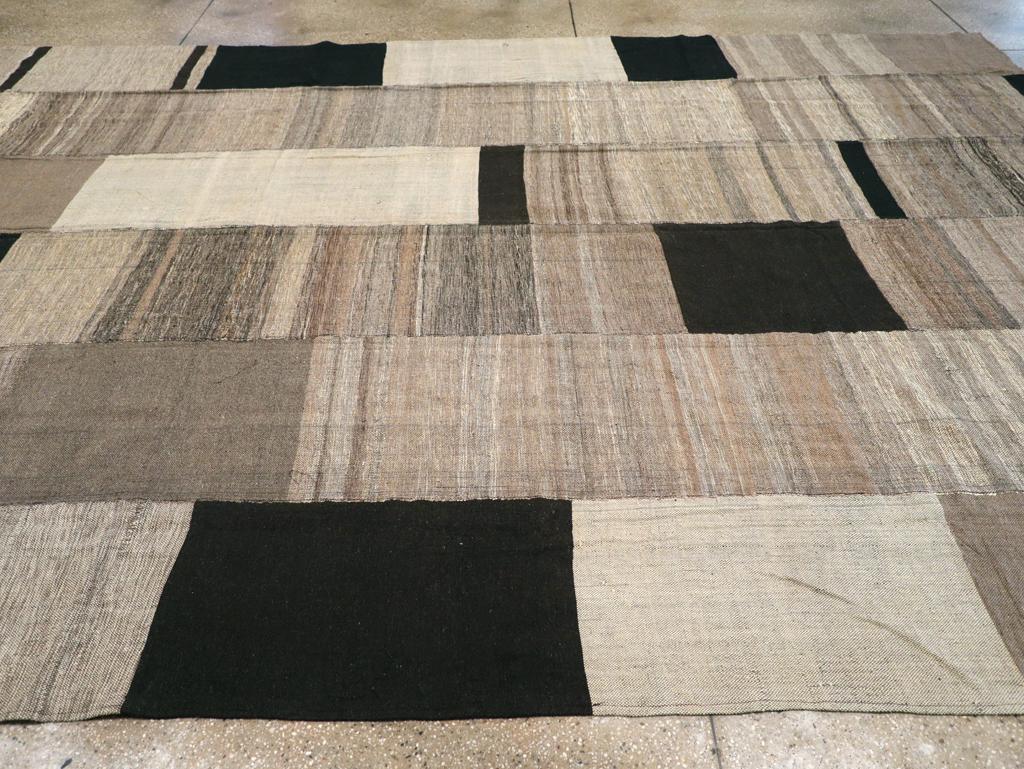 21st Century Modern Turkish Flatweave Room Size Carpet (Türkisch) im Angebot