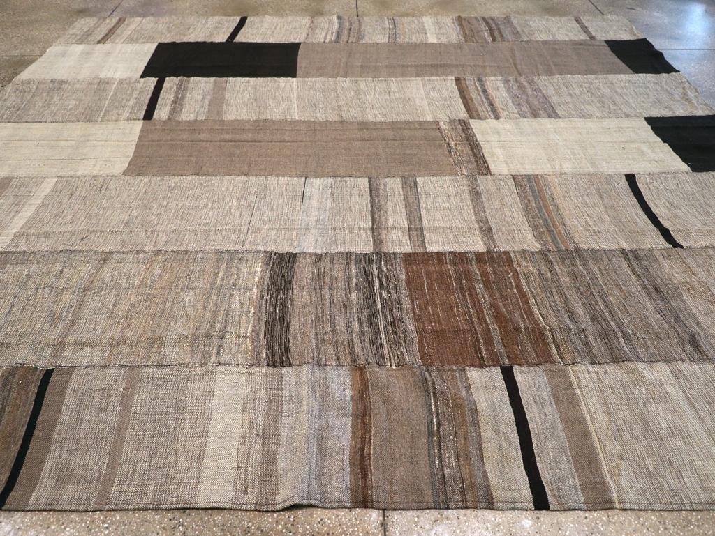 21st Century Modern Turkish Flatweave Room Size Carpet (Türkisch) im Angebot