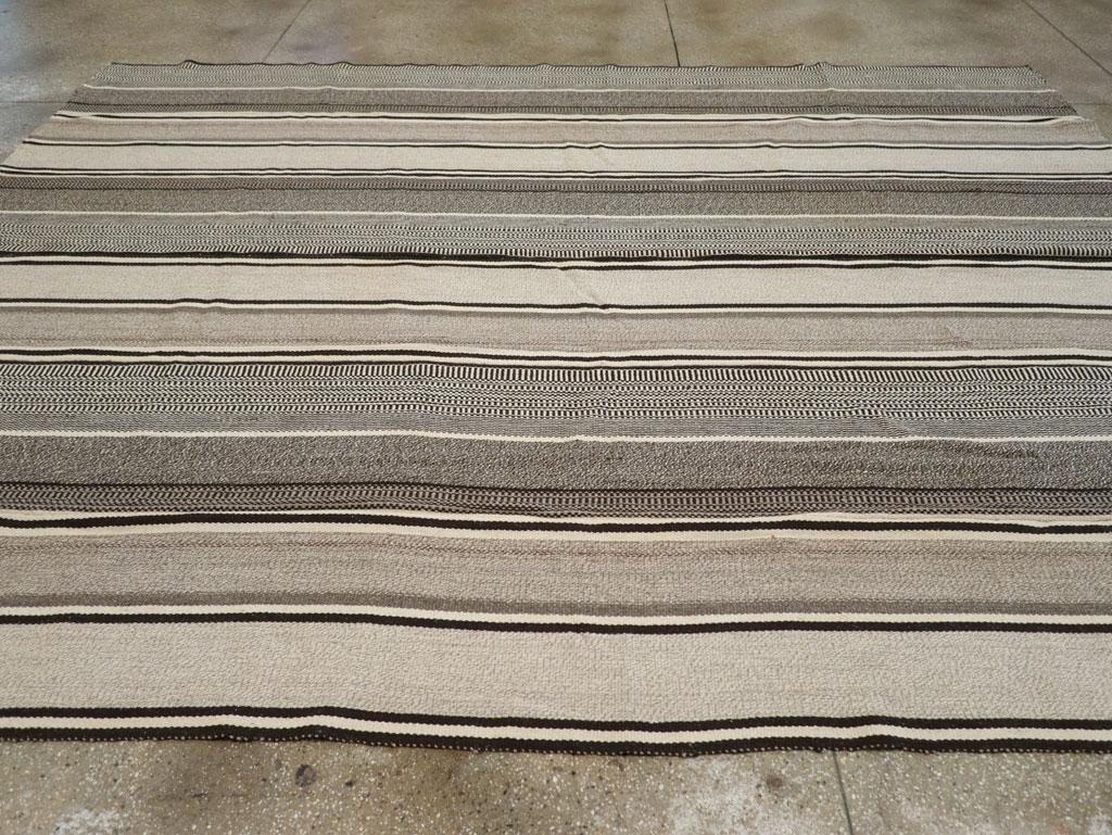 21st Century Modern Turkish Flatweave Room Size Carpet (Türkisch) im Angebot