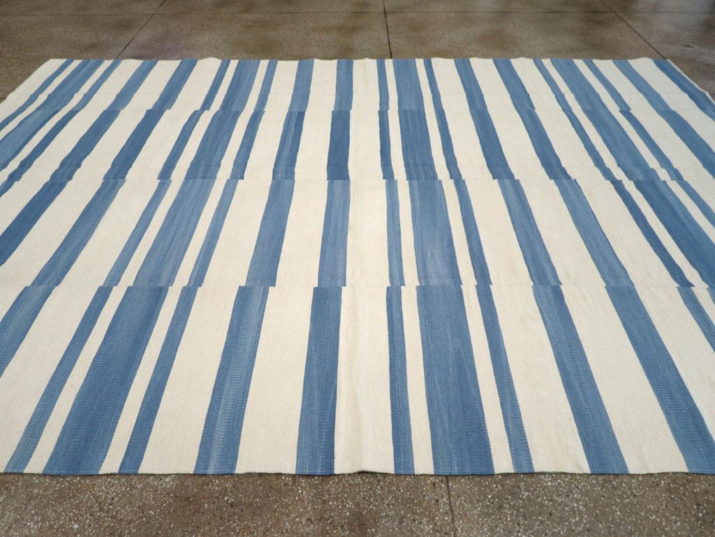 21st Century Modern Turkish Flatweave Room Size Carpet (Türkisch) im Angebot