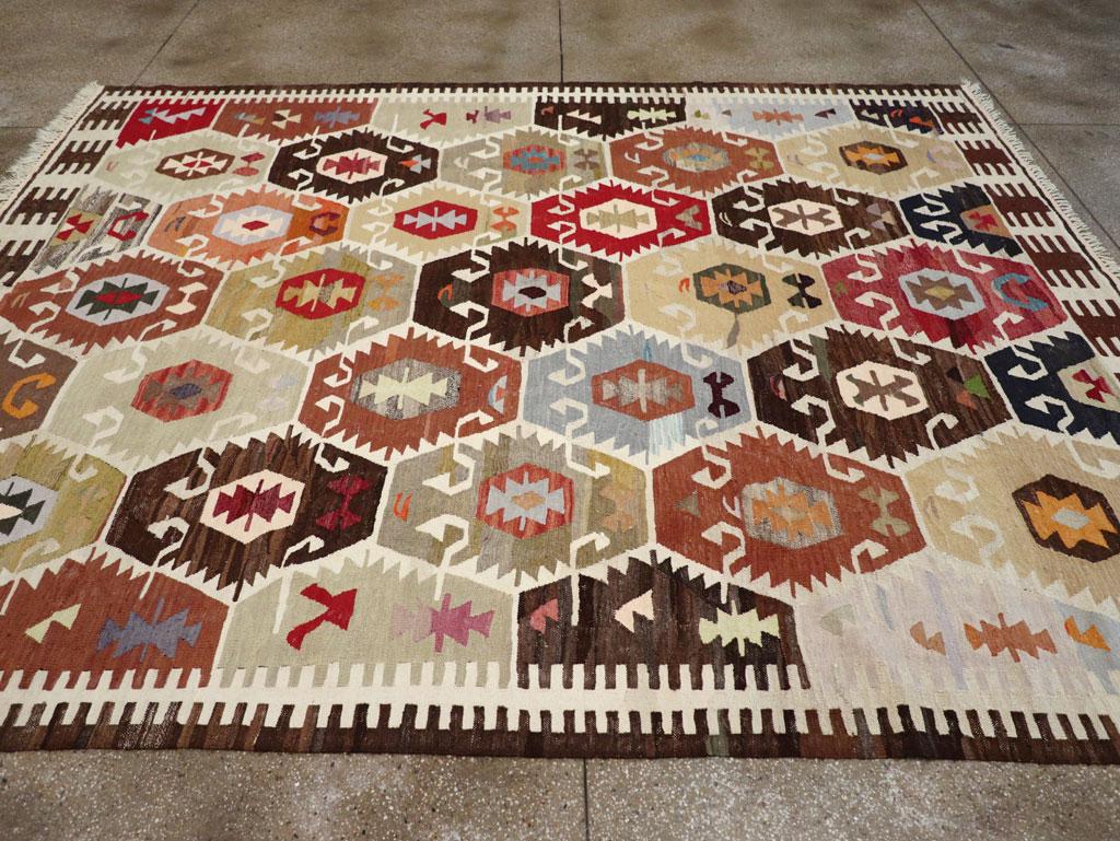 21st Century Modern Turkish Flatweave Room Size Carpet (Türkisch) im Angebot