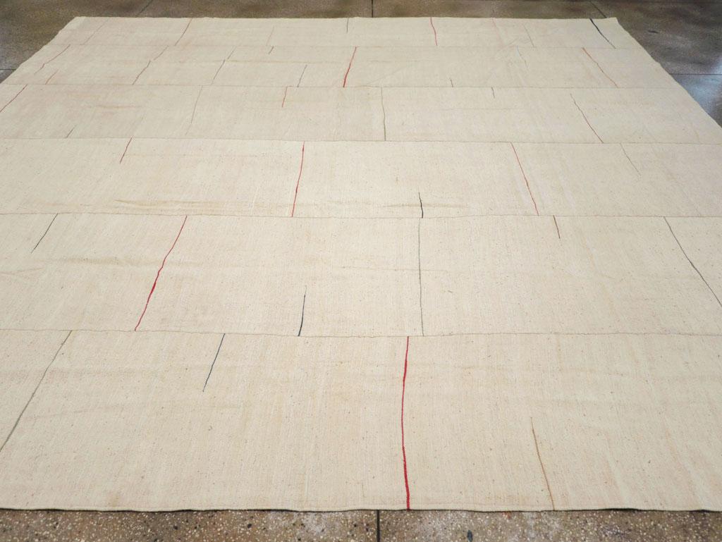 21st Century Modern Turkish Flatweave Room Size Carpet (Türkisch) im Angebot