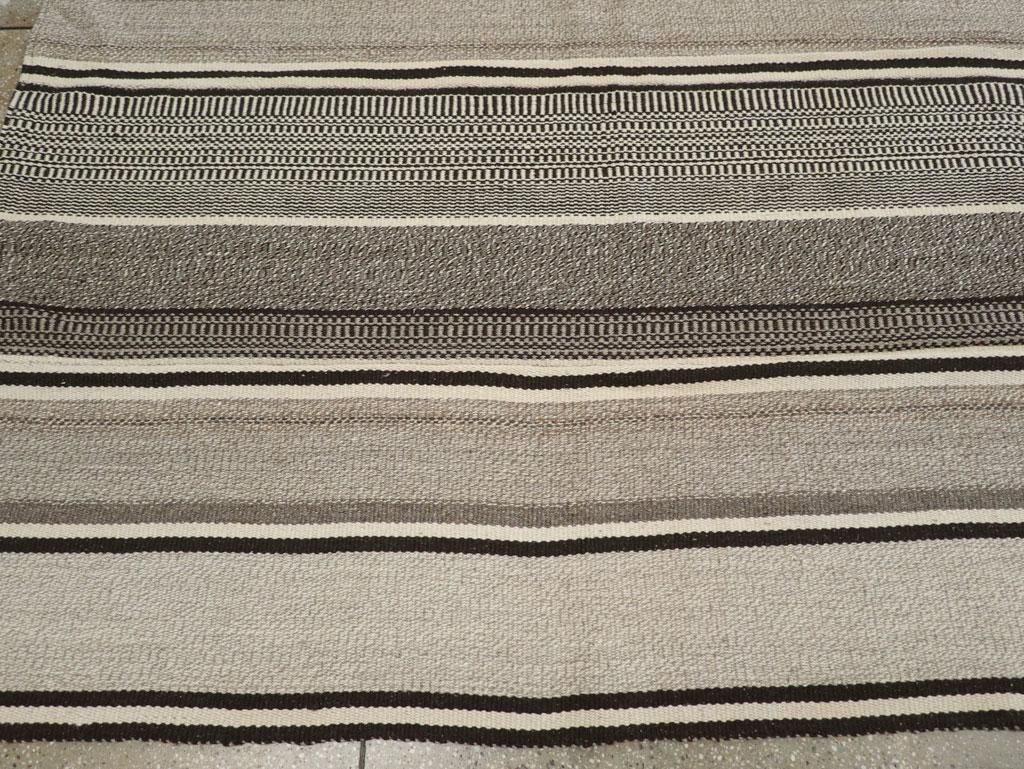 21st Century Modern Turkish Flatweave Room Size Carpet (Handgewebt) im Angebot