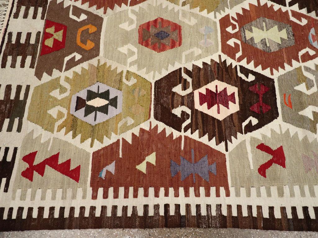 21st Century Modern Turkish Flatweave Room Size Carpet (Handgewebt) im Angebot