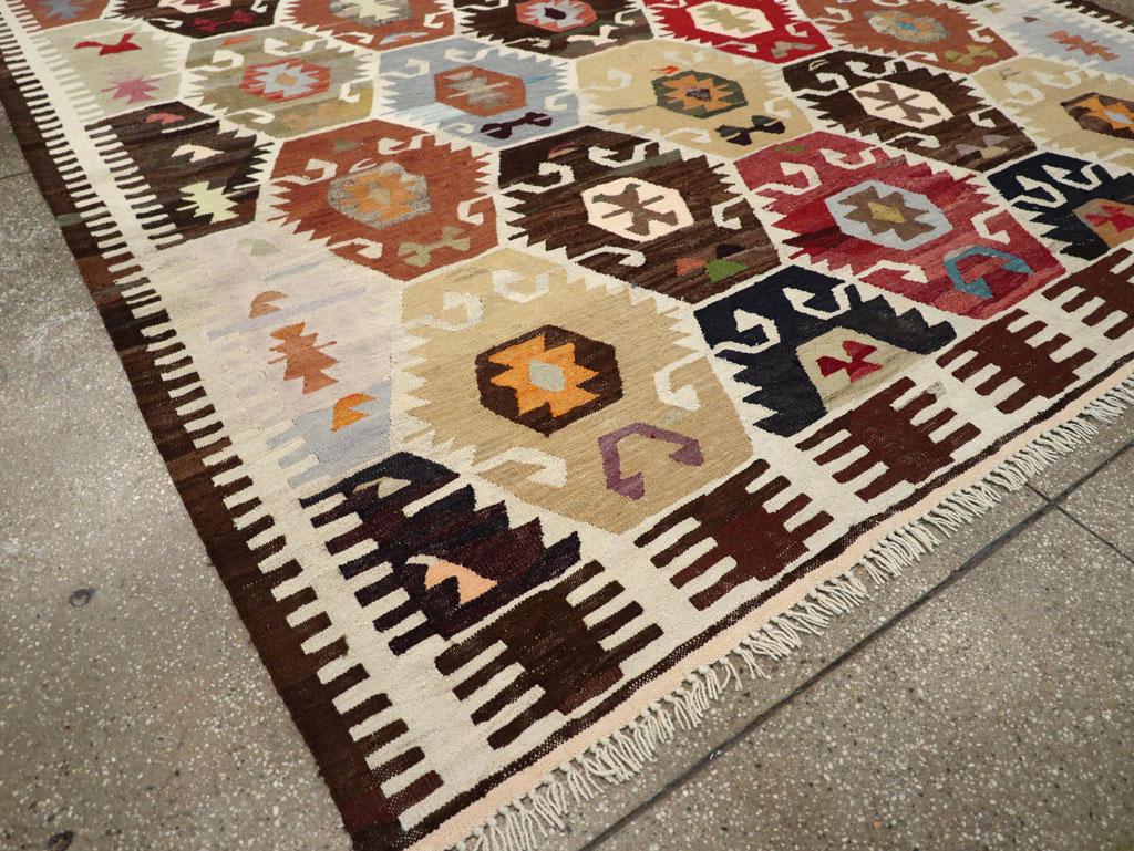 21st Century Modern Turkish Flatweave Room Size Carpet im Zustand „Neu“ im Angebot in New York, NY