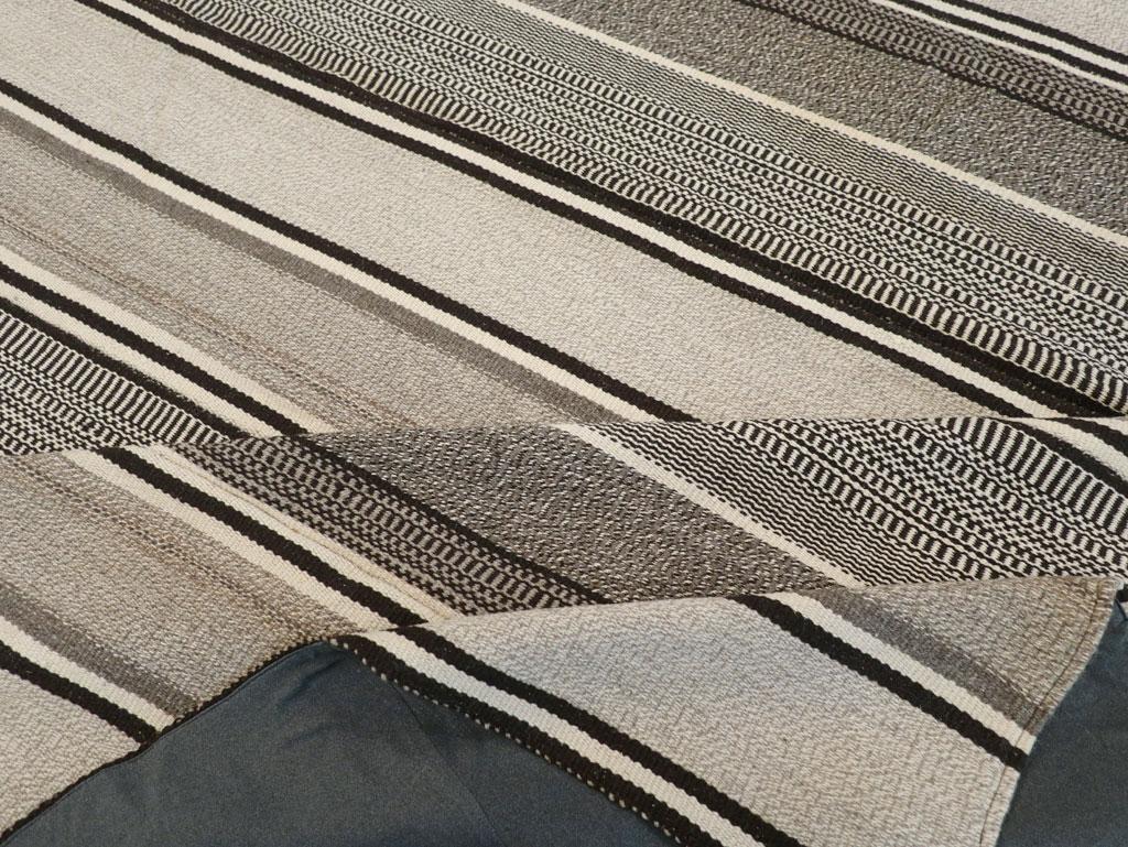 21st Century Modern Turkish Flatweave Room Size Carpet (21. Jahrhundert und zeitgenössisch) im Angebot