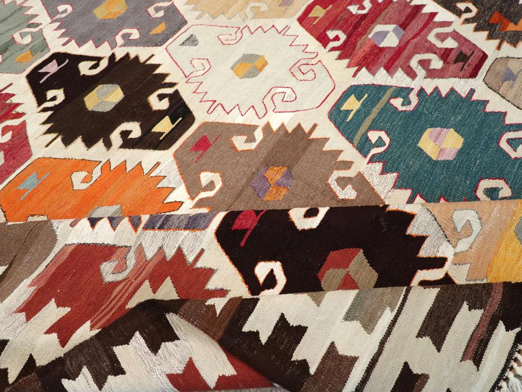 21st Century Modern Turkish Flatweave Room Size Carpet (21. Jahrhundert und zeitgenössisch) im Angebot