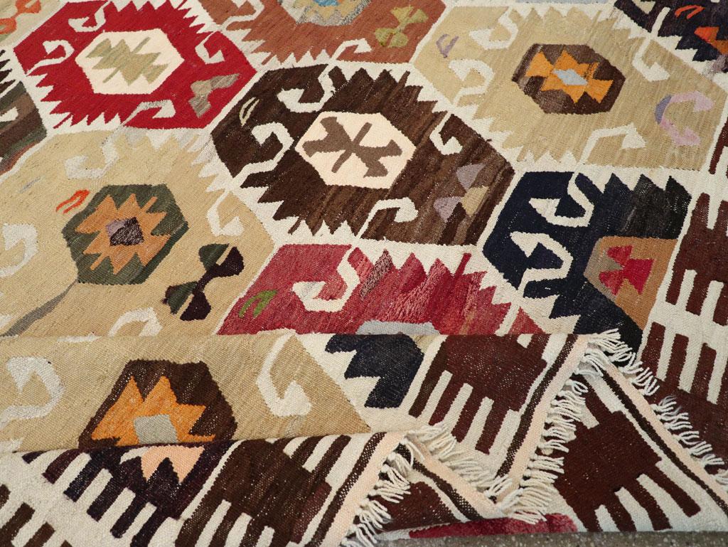 21st Century Modern Turkish Flatweave Room Size Carpet (21. Jahrhundert und zeitgenössisch) im Angebot