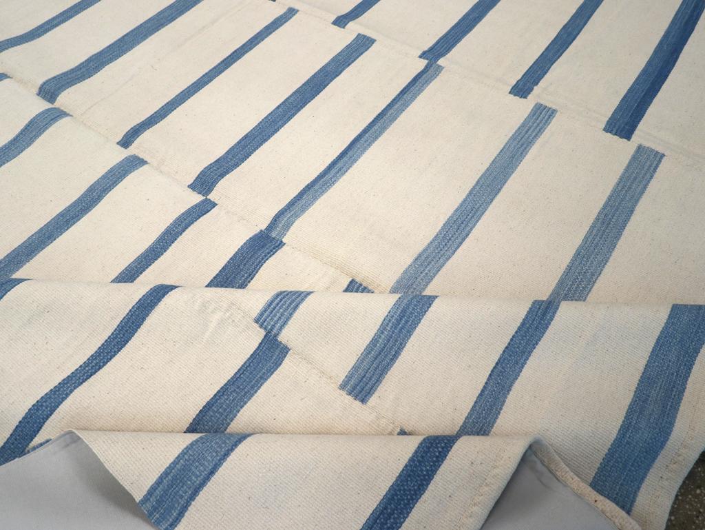21st Century Modern Turkish Flatweave Room Size Carpet (21. Jahrhundert und zeitgenössisch) im Angebot