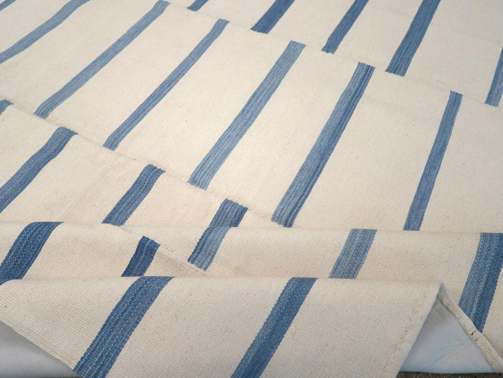 21st Century Modern Turkish Flatweave Room Size Carpet (21. Jahrhundert und zeitgenössisch) im Angebot