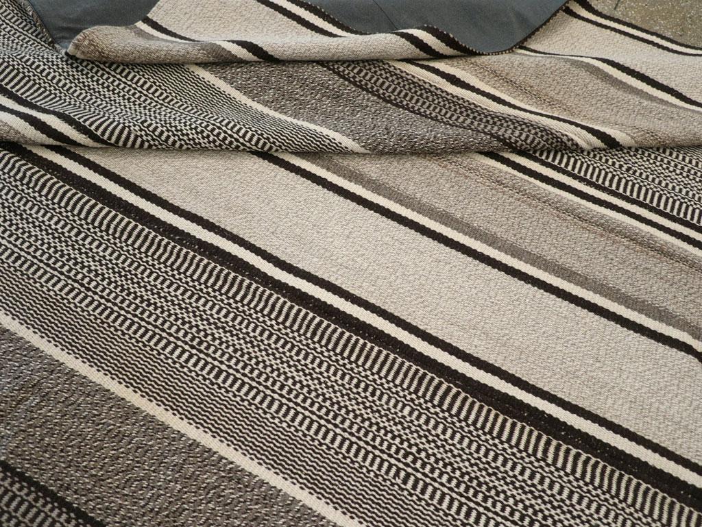 21st Century Modern Turkish Flatweave Room Size Carpet (Wolle) im Angebot