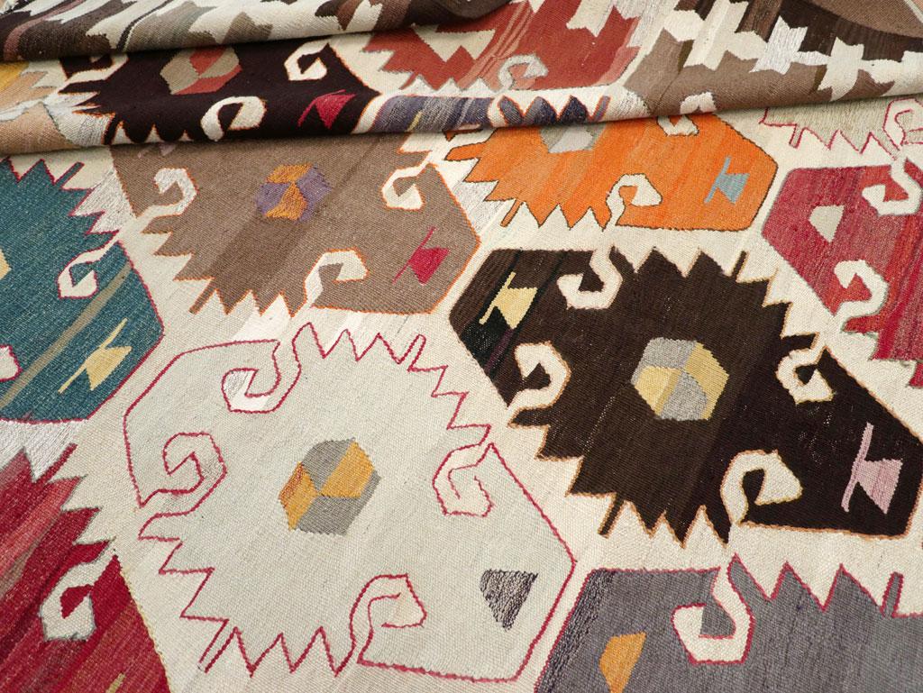 21st Century Modern Turkish Flatweave Room Size Carpet (Wolle) im Angebot