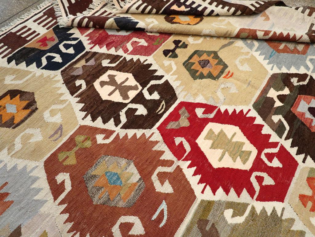 21st Century Modern Turkish Flatweave Room Size Carpet (Wolle) im Angebot