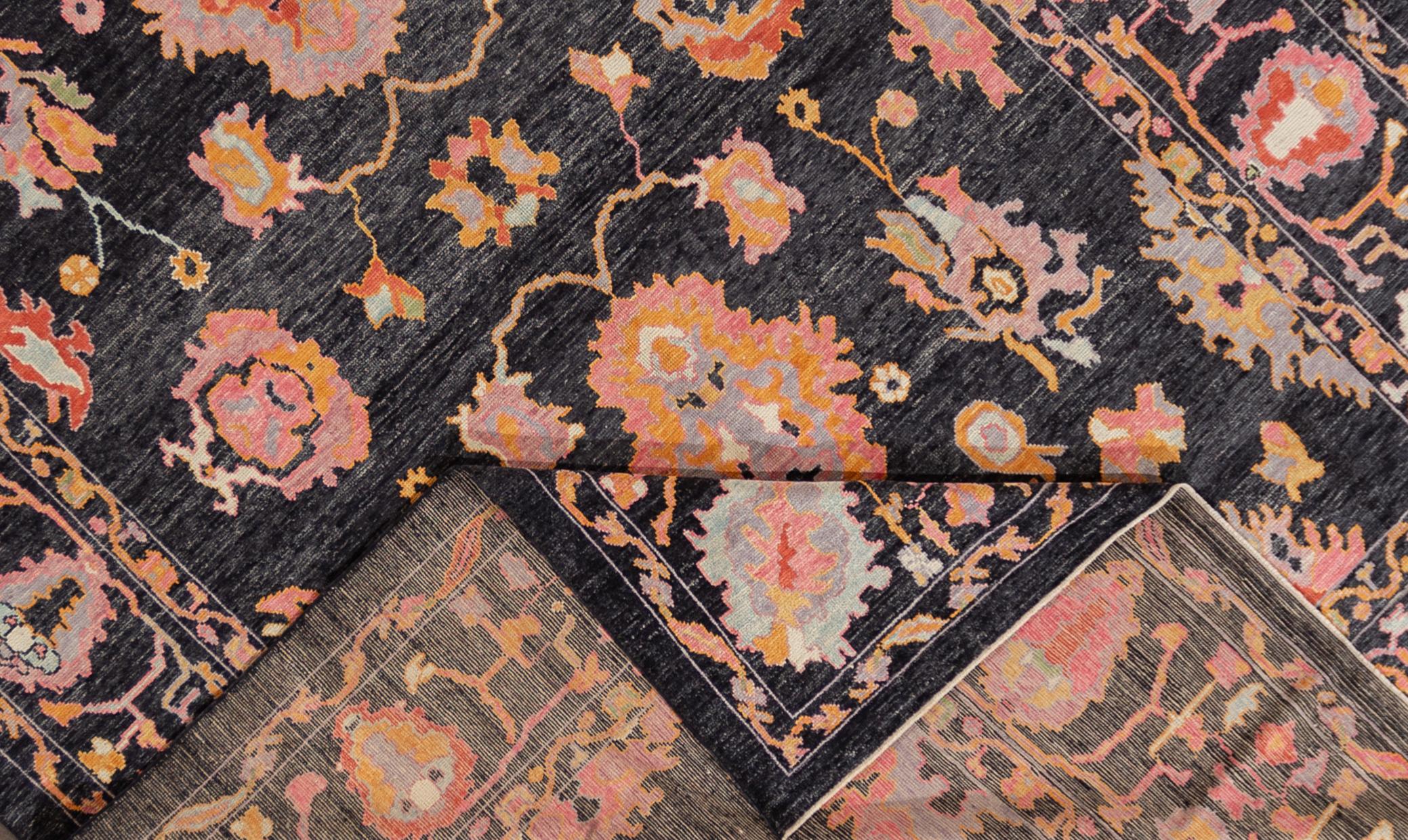 Una moderna alfombra turca Oushak del siglo XXI con un motivo abstracto negro y rosa. Esta alfombra mide 10'3