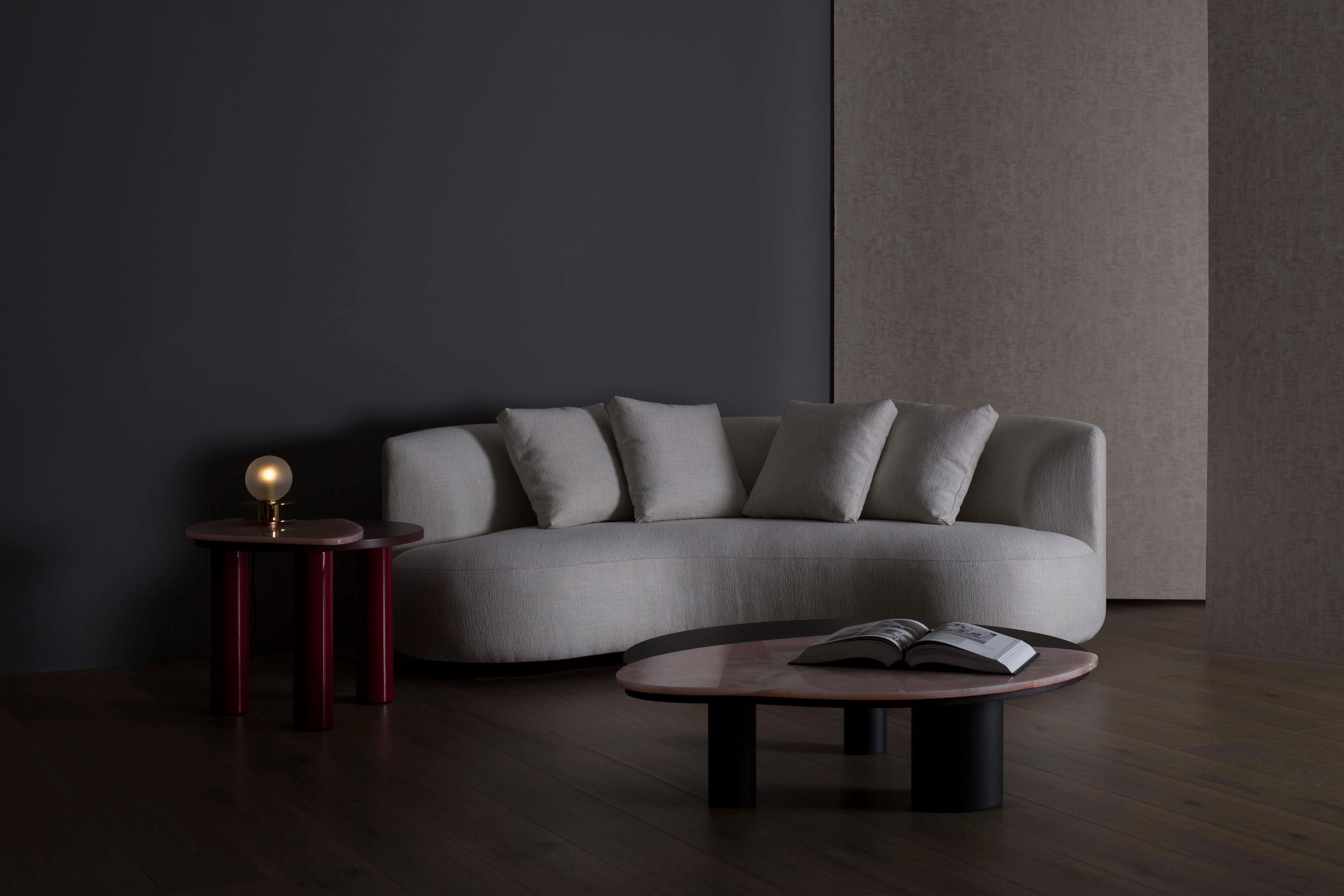 Modernes geschwungenes Twins-Sofa, Bordeaux-Samt, handgefertigt in Portugal von Greenapple (Leder) im Angebot