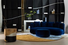 Canapé « Twins Curved » de Rute Martins, en velours bleu foncé et laqué noir