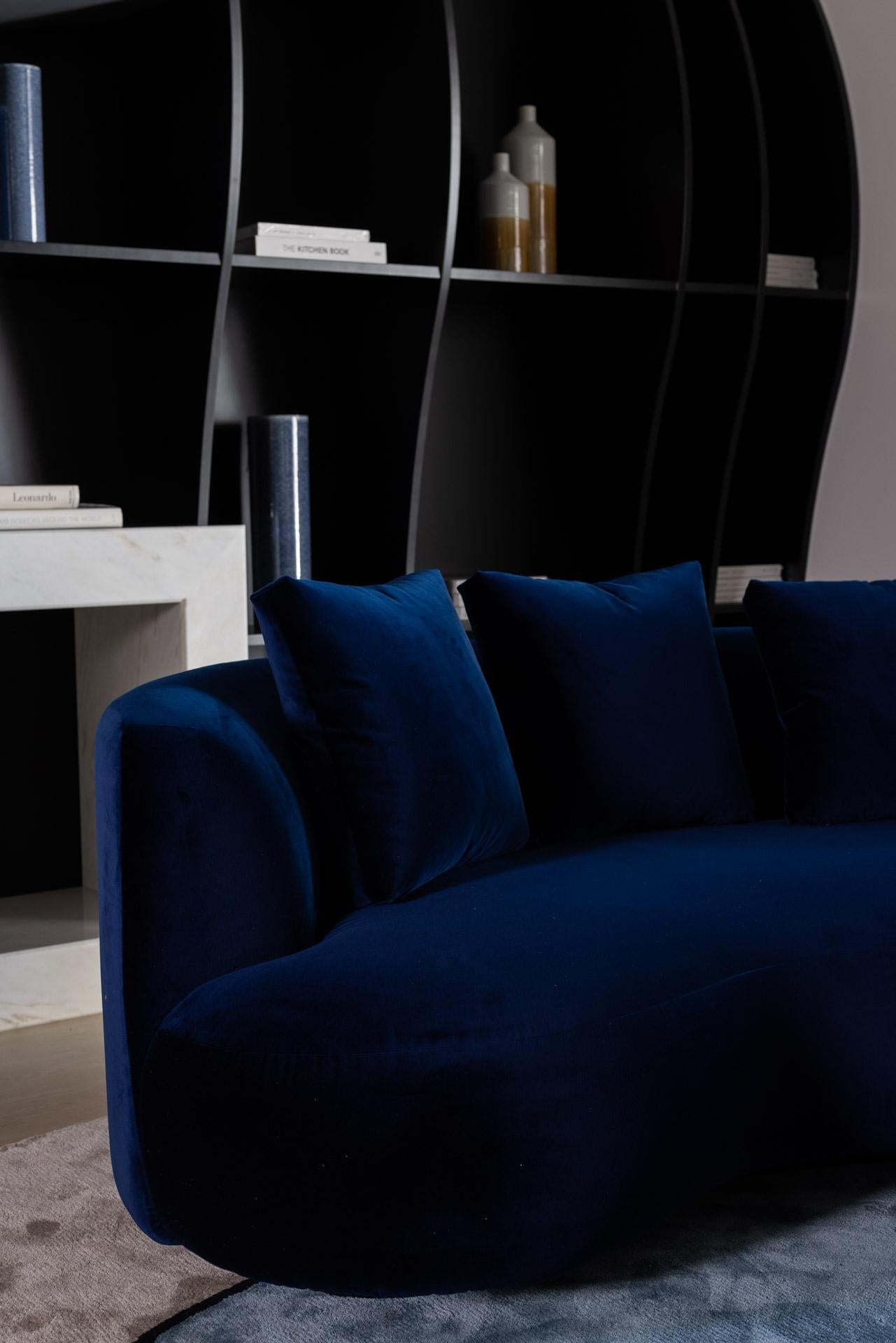 Gebogenes Twins-Sofa aus marineblauem Samt, handgefertigt Portugal von Greenapple, Organische Moderne (21. Jahrhundert und zeitgenössisch) im Angebot