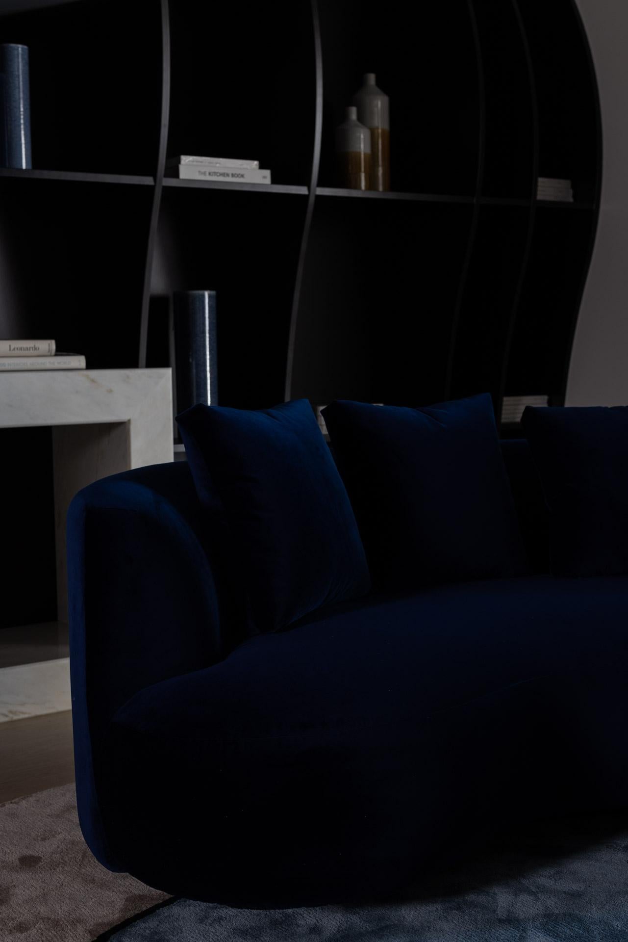 Gebogenes Twins-Sofa aus marineblauem Samt, handgefertigt Portugal von Greenapple, Organische Moderne (Lackiert) im Angebot
