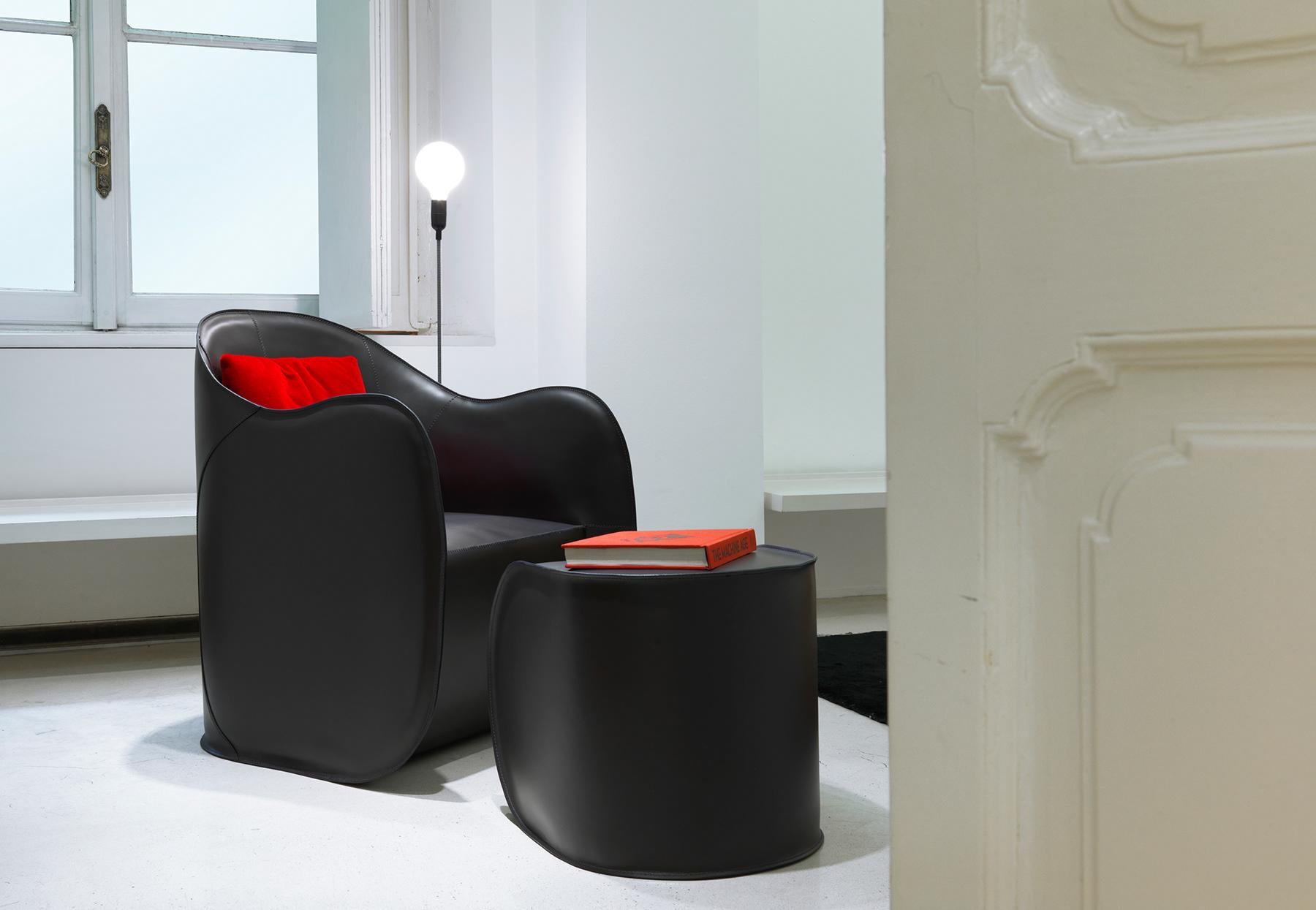 Cuir de vache Ensemble de fauteuil et pouf Ultralight modernes du 21e siècle en cuir de peau en vente