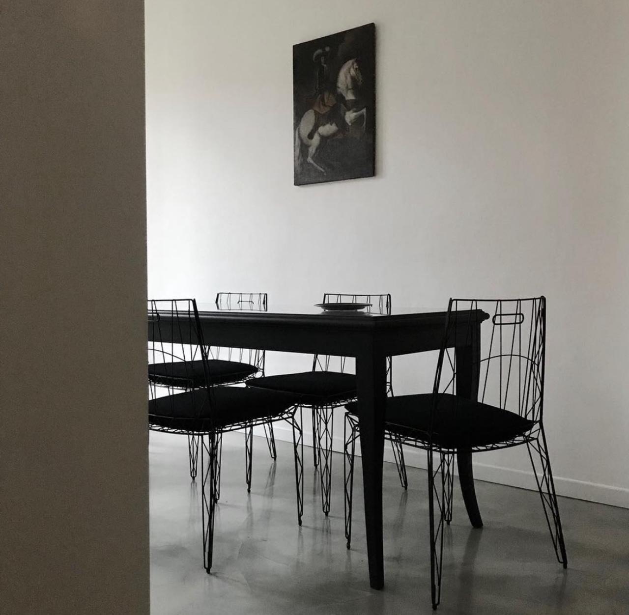 Chaise Ultralight moderne du 21e siècle avec cadre en fil d'acier et coussins en tissu Neuf - En vente à Milan, IT