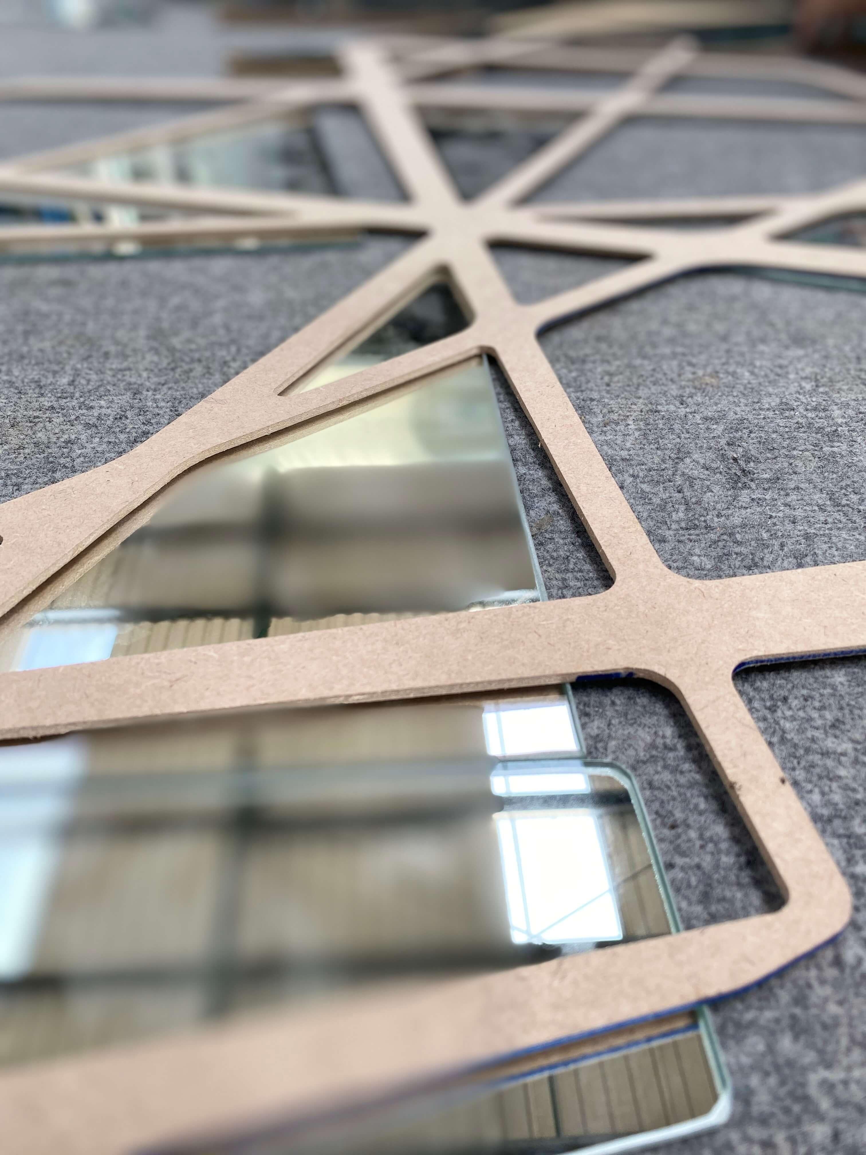 Miroir mural d'appoint organique en laiton brossé disponible maintenant en vente 6