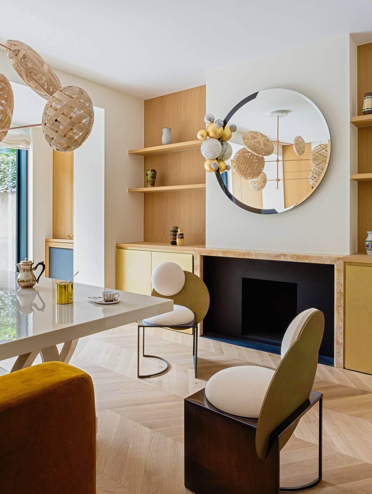 Portoghese Specchio da parete moderno del 21° secolo Sfere di marmo bianco con luce incorporata in vendita