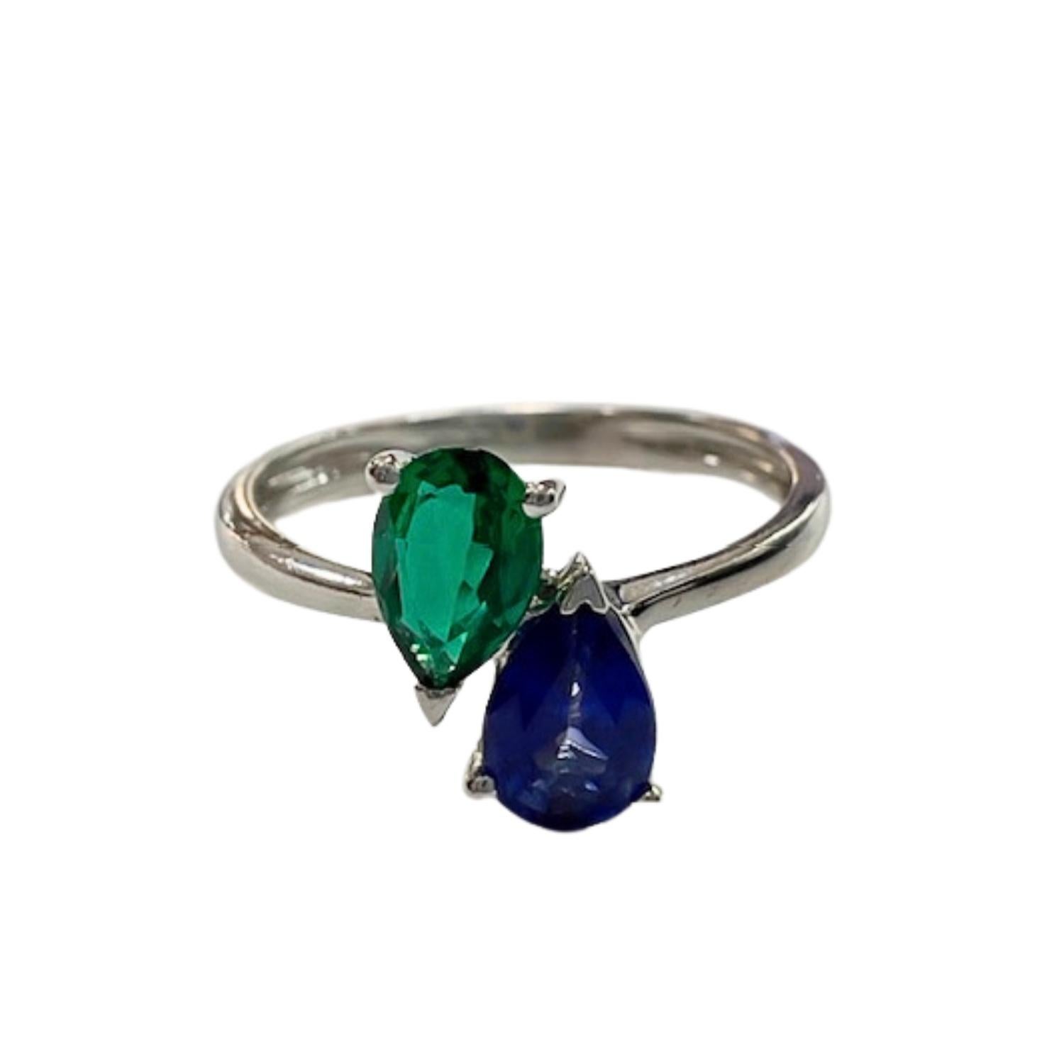 21st Century Modern with Sapphire and Emerald 18K Gold Ring In Good Condition For Sale In MADRID, ES
