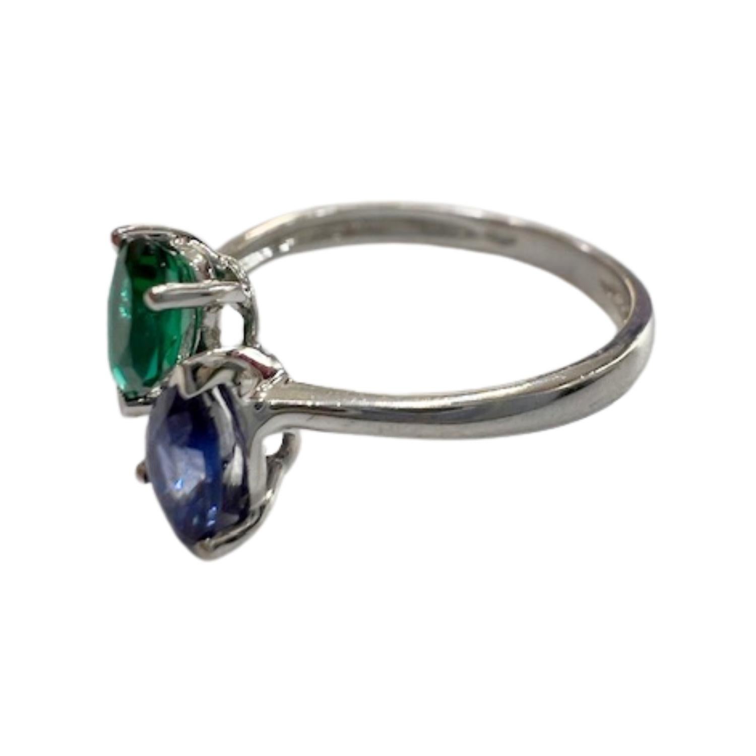 21st Century Modern with Sapphire and Emerald 18K Gold Ring For Sale 1