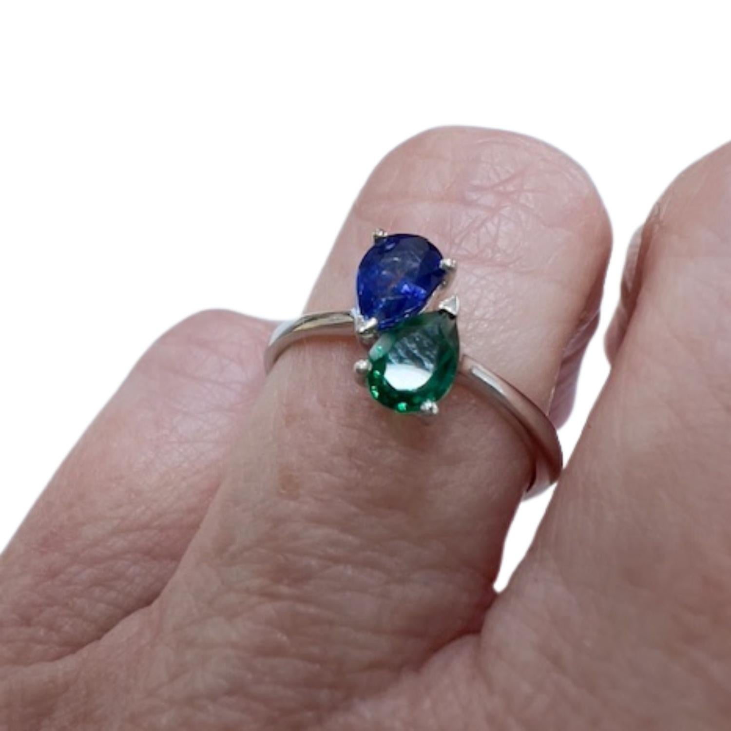 21st Century Modern with Sapphire and Emerald 18K Gold Ring For Sale 2