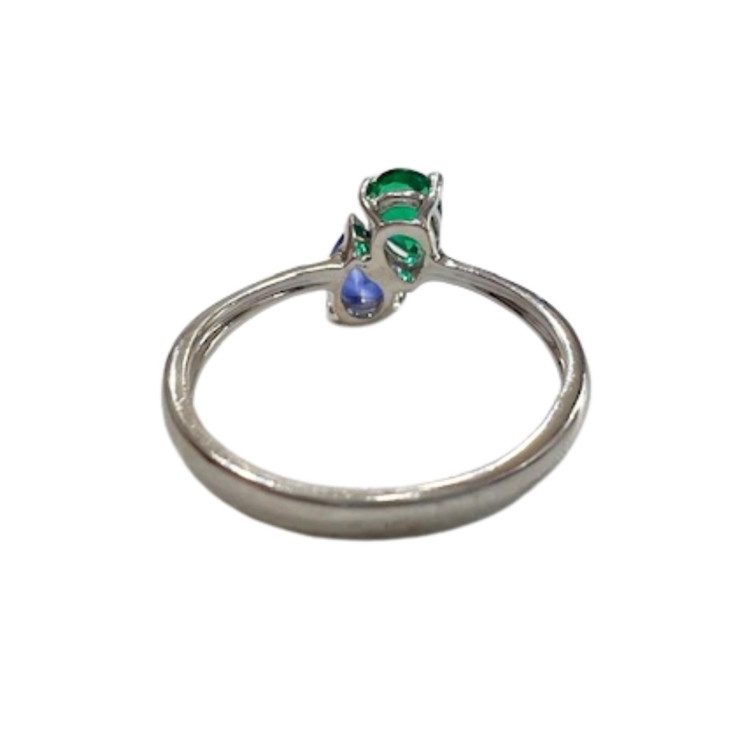 21st Century Modern with Sapphire and Emerald 18K Gold Ring For Sale 3
