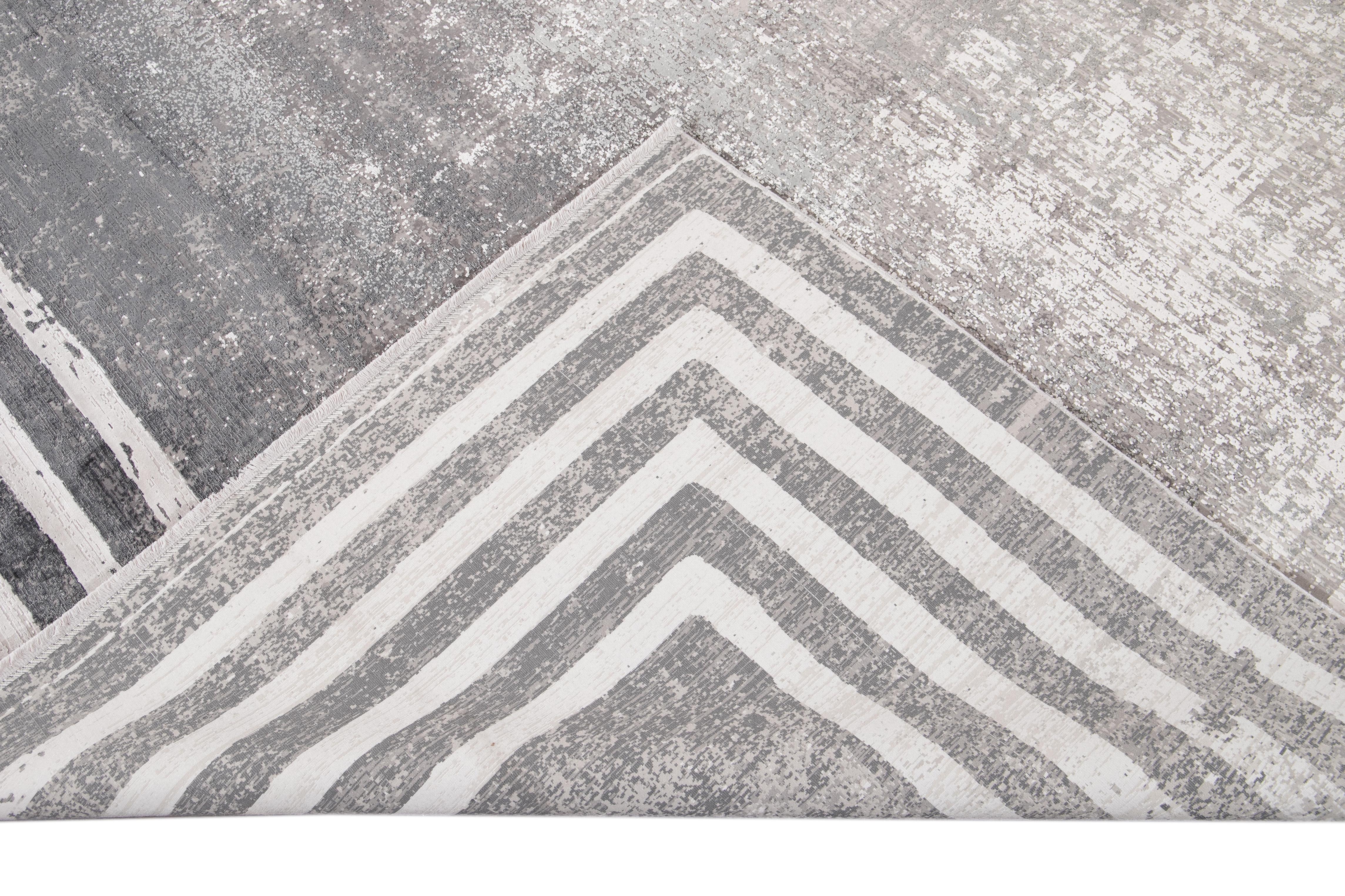 Moderner Silber-Teppich aus Wolle und Seide des 21. Jahrhunderts mit abstraktem Motiv im Zustand „Neu“ im Angebot in Norwalk, CT