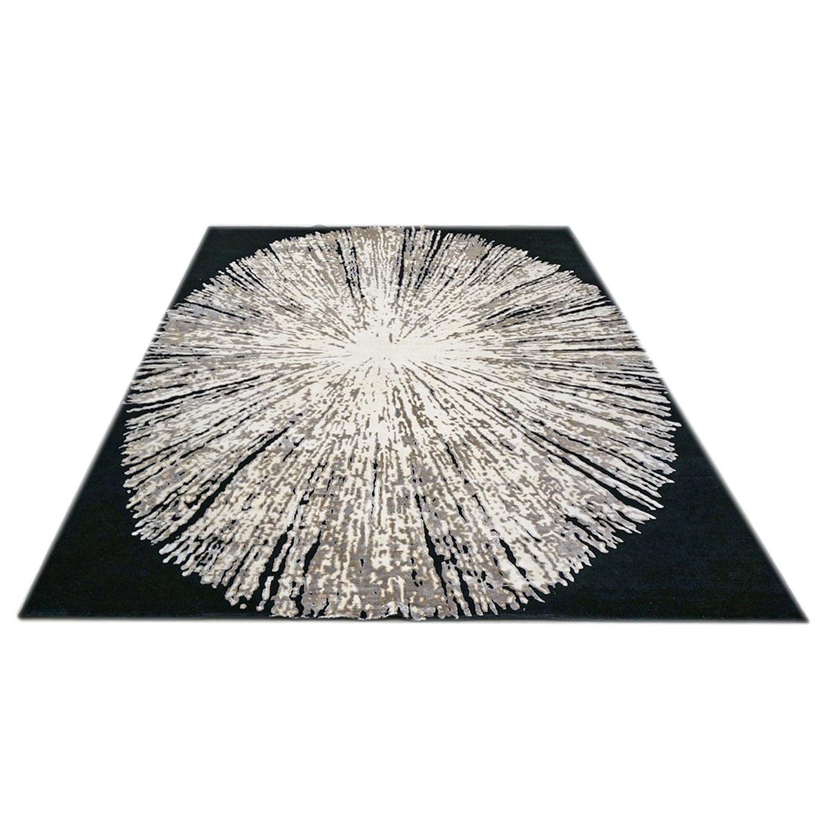 Ashly Fine Rugs präsentiert einen 10x14 schwarzen, weißen und grauen handgefertigten Teppich aus Wolle und Seide, inspiriert von der Moderne, mit glänzenden Fasern und einem dicken, langlebigen Flor. Diese wunderschöne Kollektion wurde von unserer