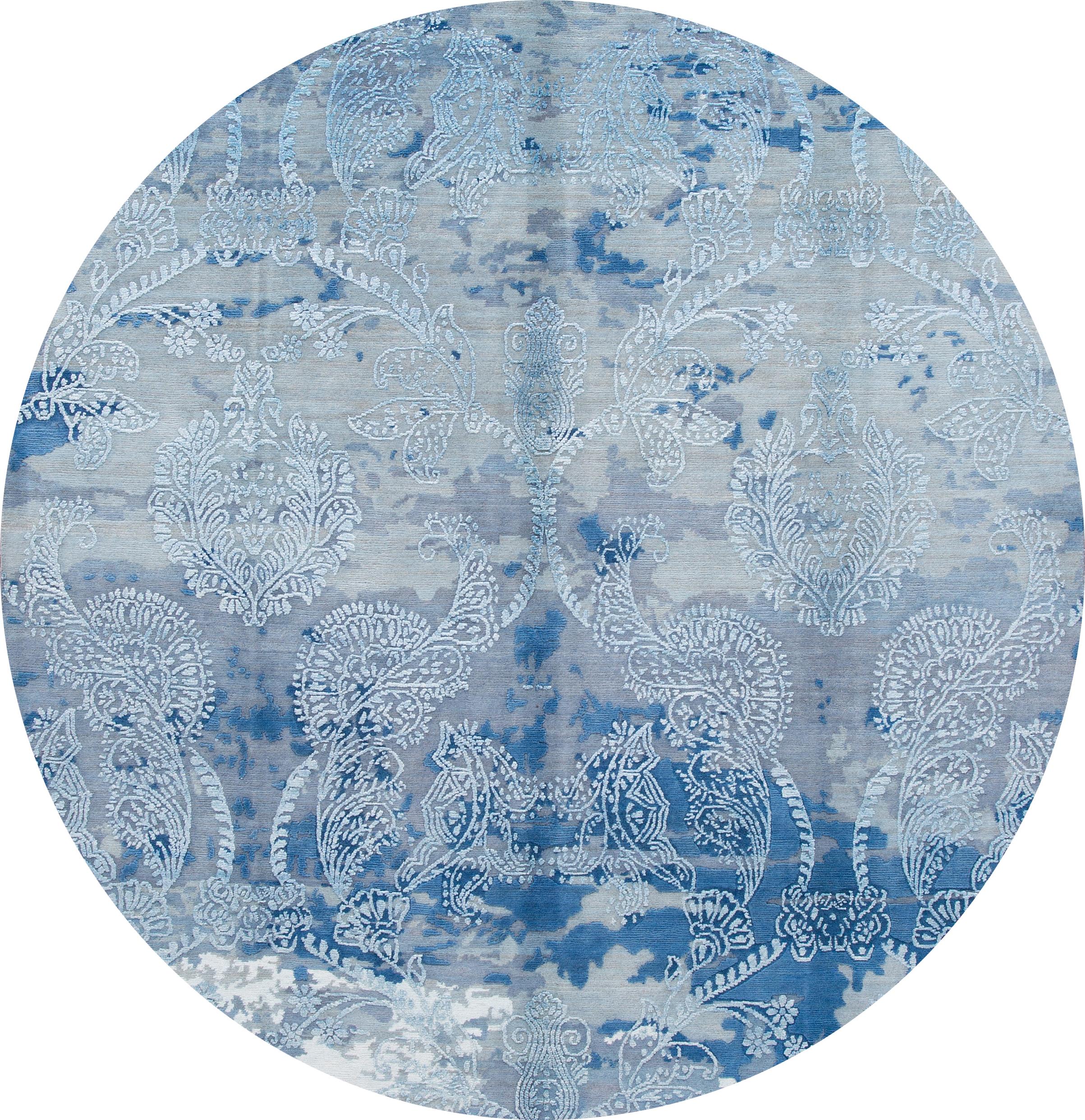 Un magnifique tapis indien moderne noué à la main, avec un champ bleu, des accents bleu foncé, gris et ivoire dans un design floral all-over.
Ce tapis mesure 8' x 10'.