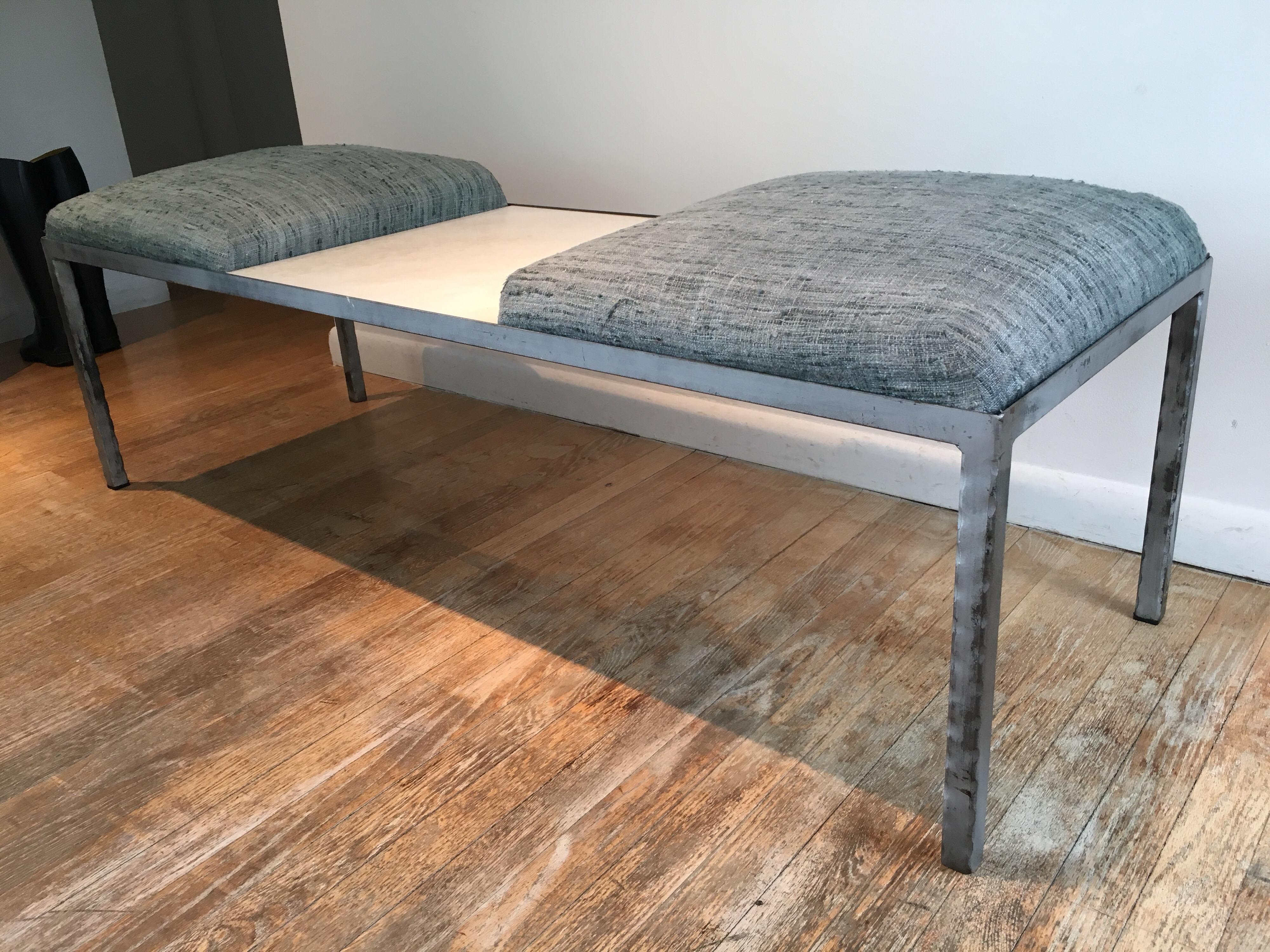 XXIe siècle et contemporain Banc modulaire en fer du 21e siècle avec table en marbre par Susie Shapiro Design en vente