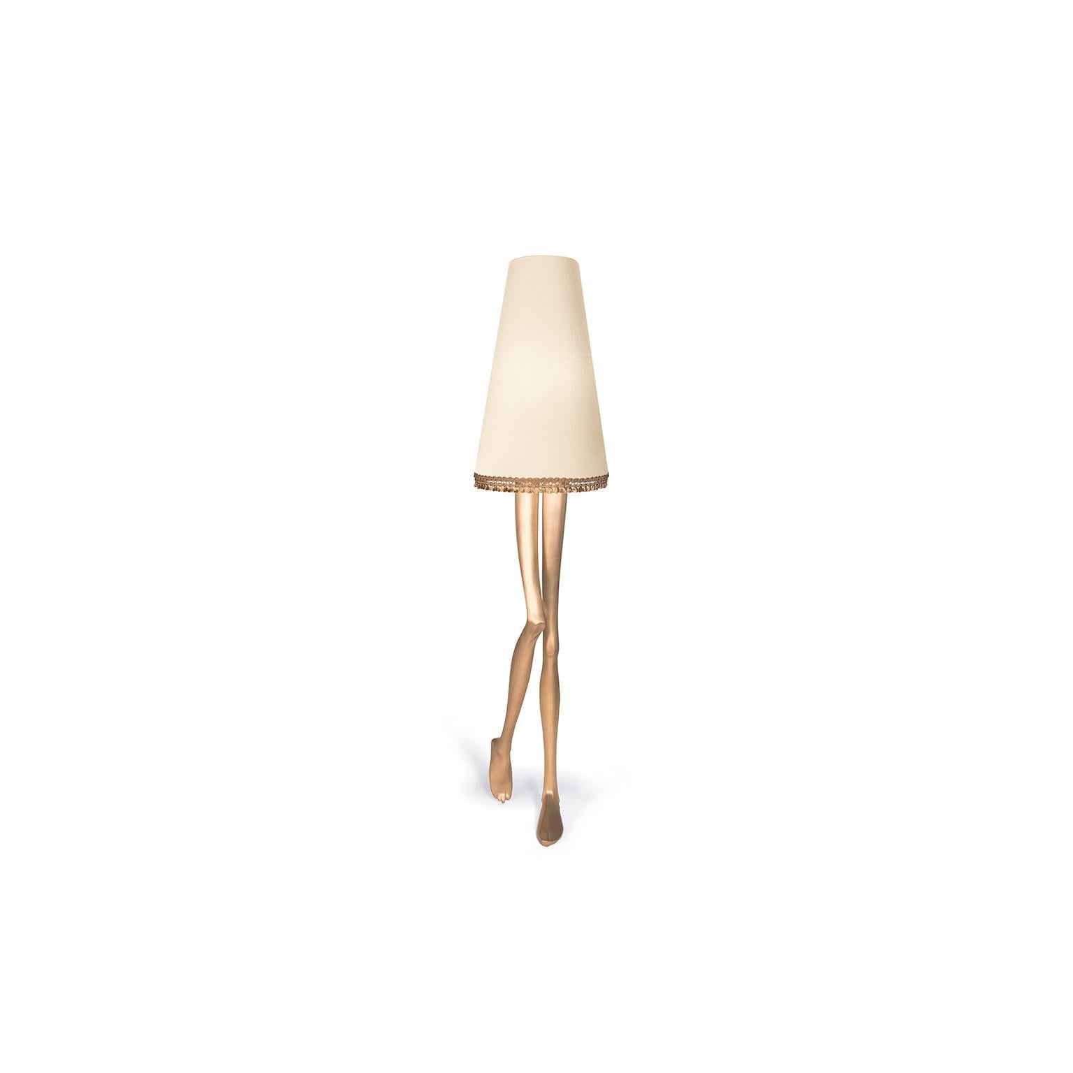 Zeitgenössische Monroe-Stehlampe, gebürstetes Messing und beigefarbener Lampenschirm, Kunstbeleuchtung (Moderne) im Angebot