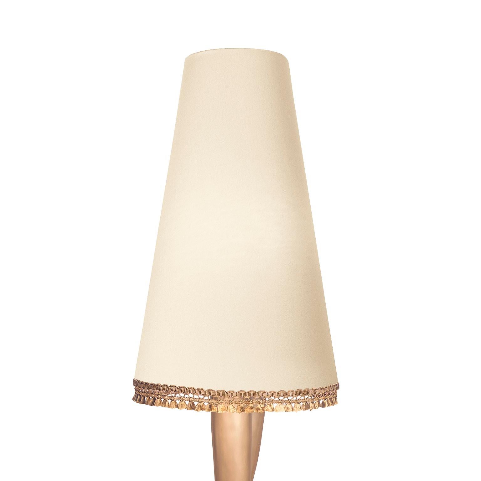Zeitgenössische Monroe-Stehlampe, gebürstetes Messing und beigefarbener Lampenschirm, Kunstbeleuchtung (Gebürstet) im Angebot