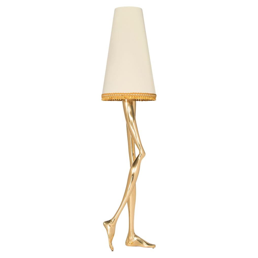 Lampada da terra contemporanea Monroe in ottone lucido, paralume bianco sporco, illuminazione artistica