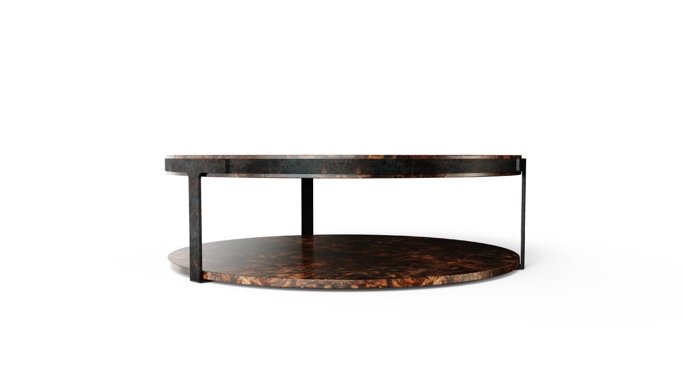 Ce lieu unique a inspiré Porus Studio pour créer la table centrale moderne Monticello. Le plateau de cette table centrale contemporaine est réalisé en racine de bois de noyer brillant, entouré de laiton avec une finition terre cuite. Cette structure