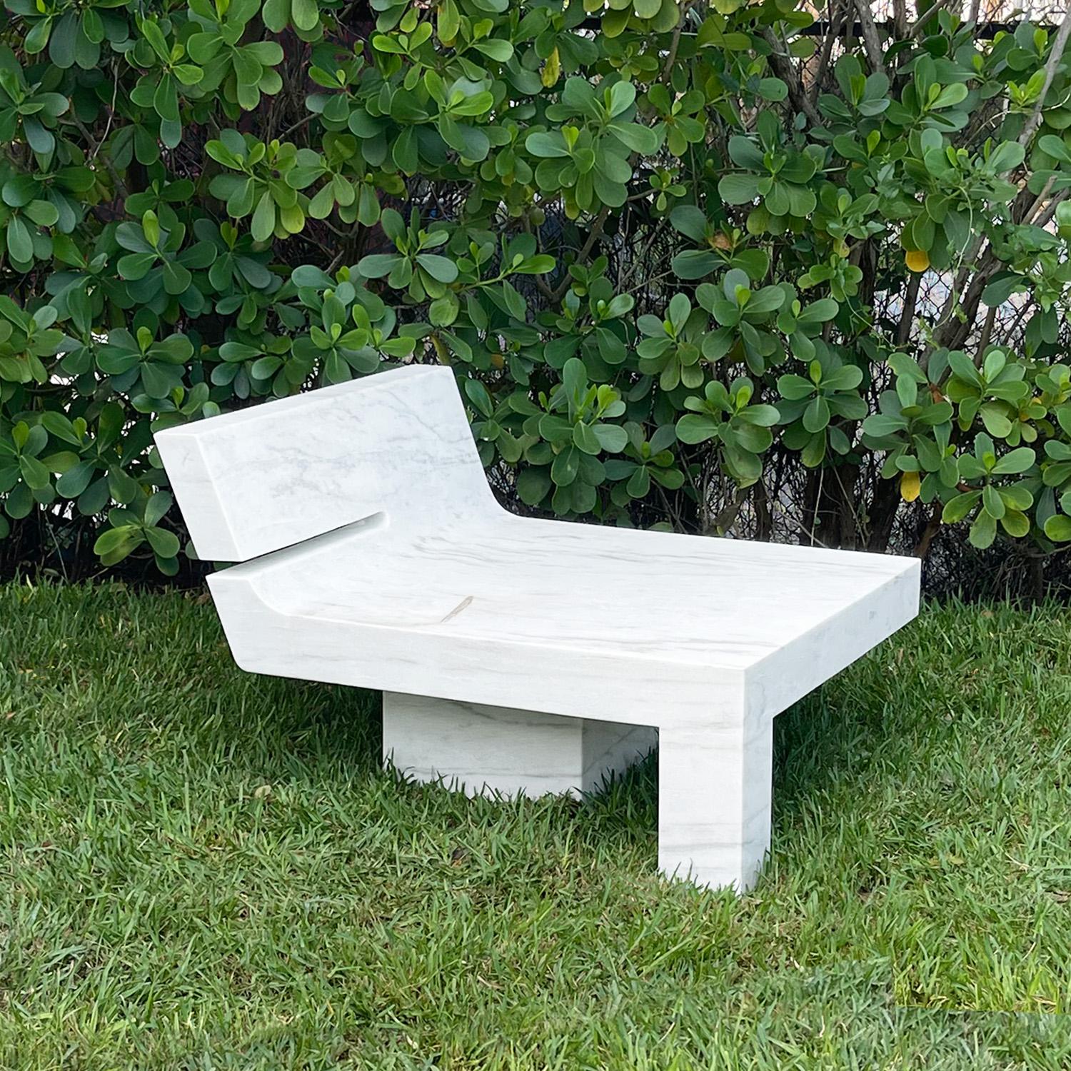 Una panchina da giardino dal design unico e moderno, scolpita a mano da un unico blocco di marmo bianco con sottili venature grigie. Lo straordinario design scultoreo riflette l'apice della bellezza senza tempo. Lo schienale diviso in due e le gambe