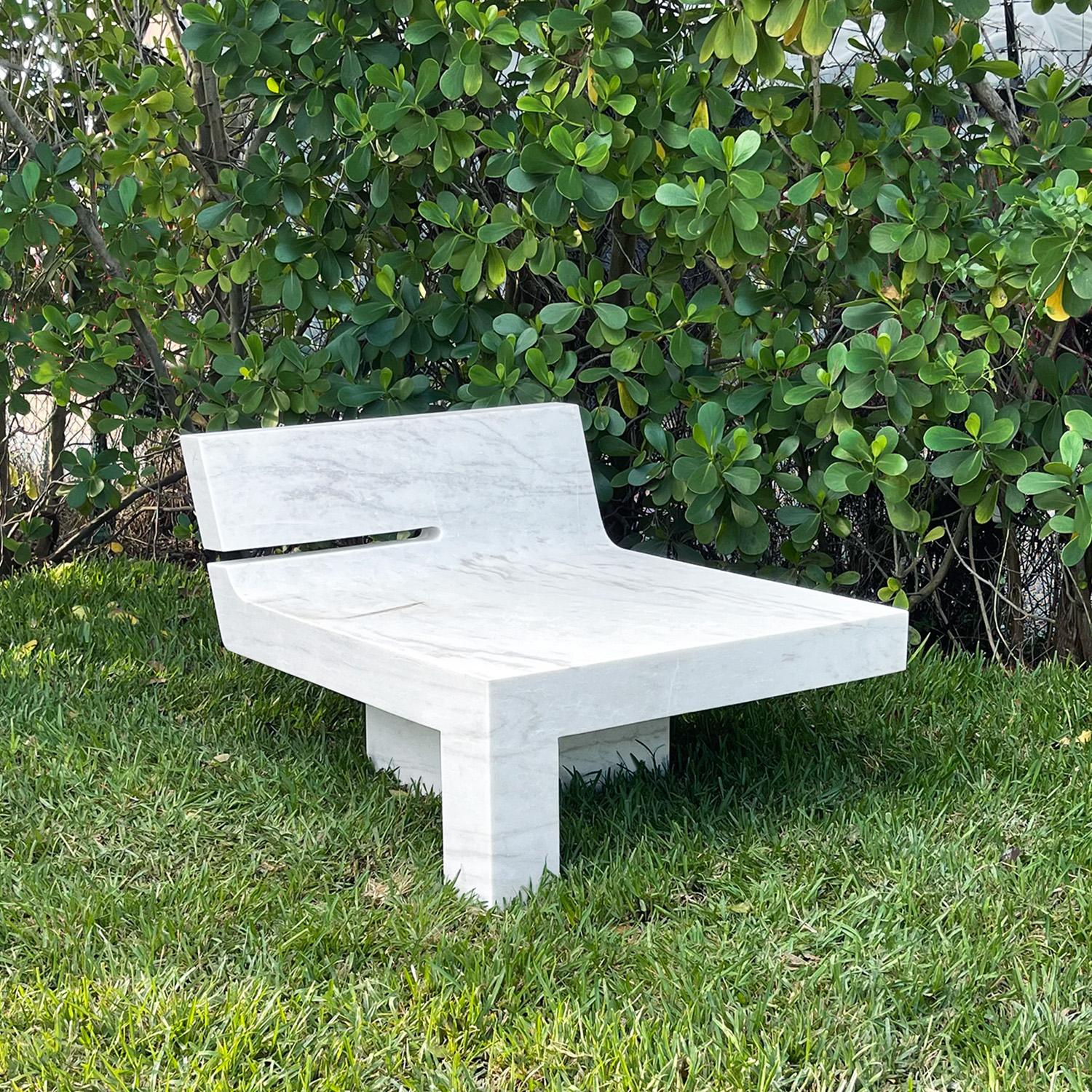 Europeo Panchina in marmo da giardino Montignoso del 21° secolo in vendita