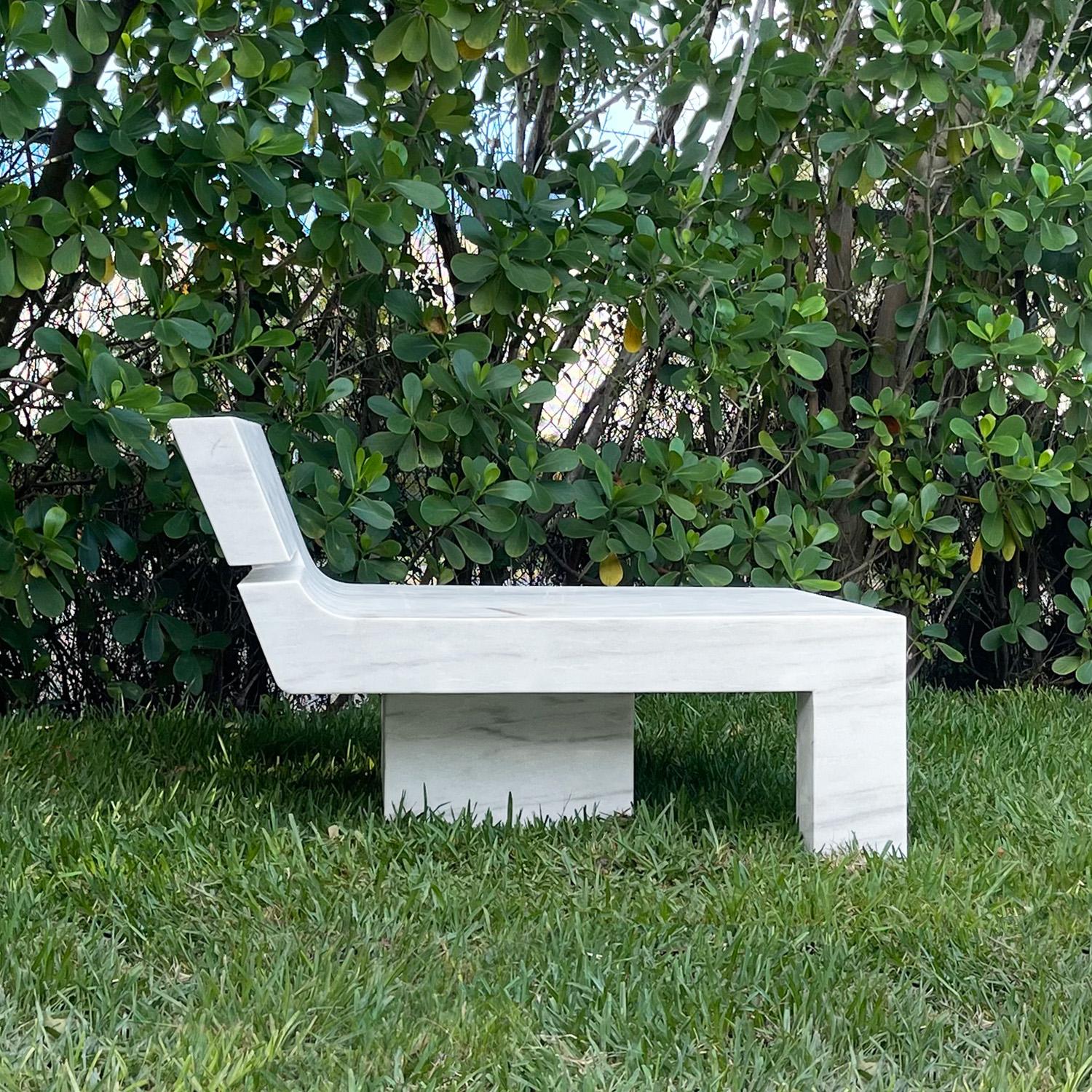 Intagliato a mano Panchina in marmo da giardino Montignoso del 21° secolo in vendita