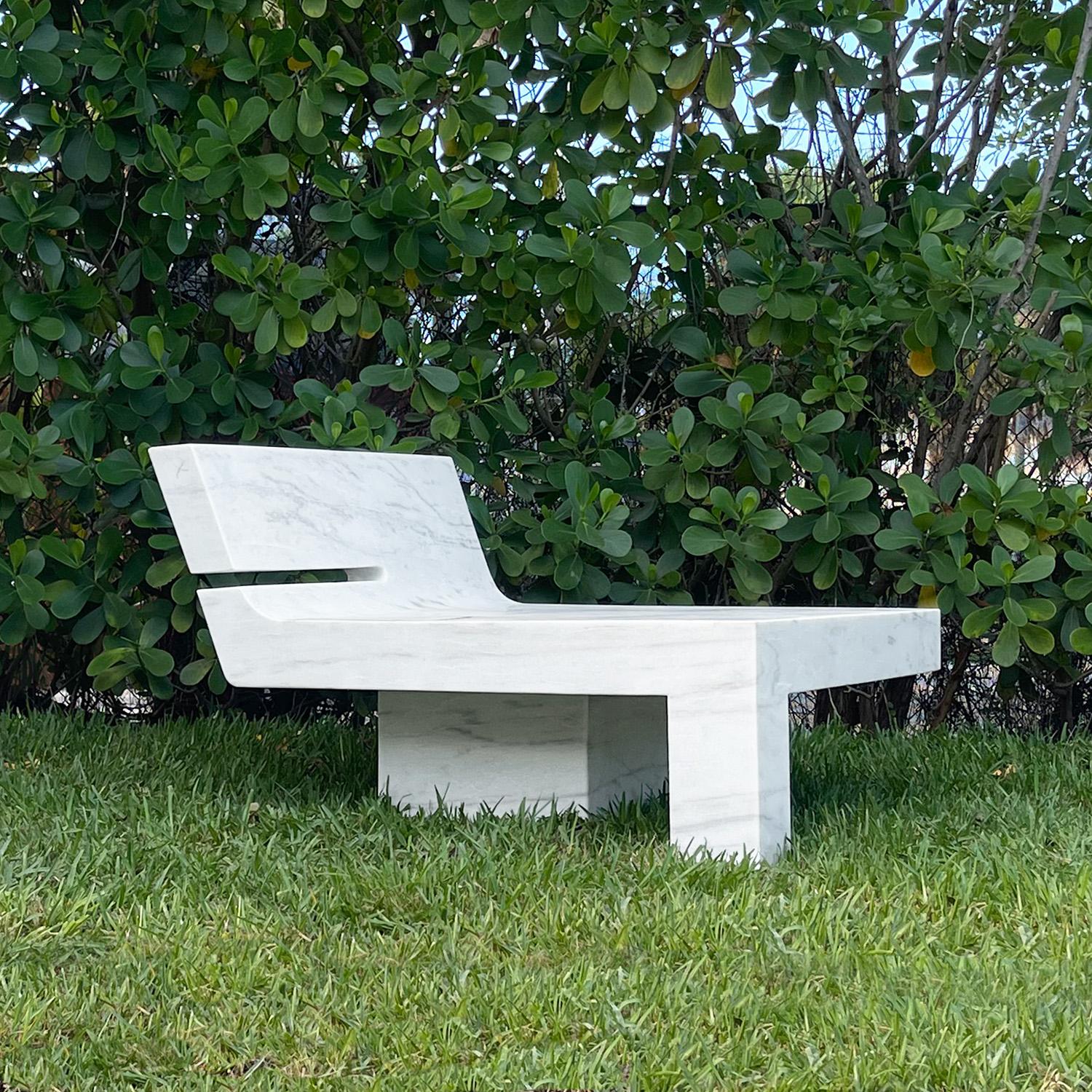 XXI secolo e contemporaneo Panchina in marmo da giardino Montignoso del 21° secolo in vendita
