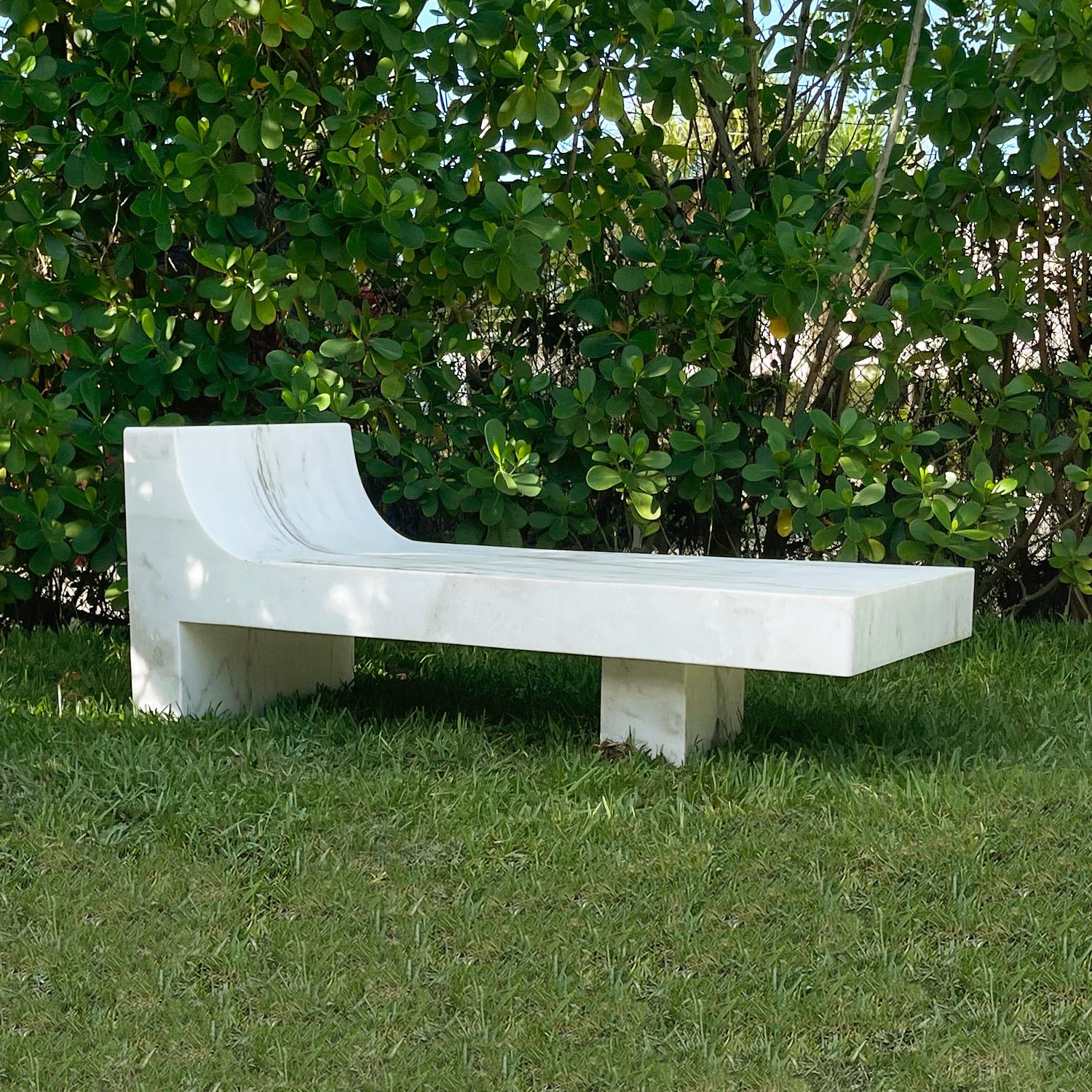 Sculpté à la main Banc de jardin Monzone du 21e siècle en vente
