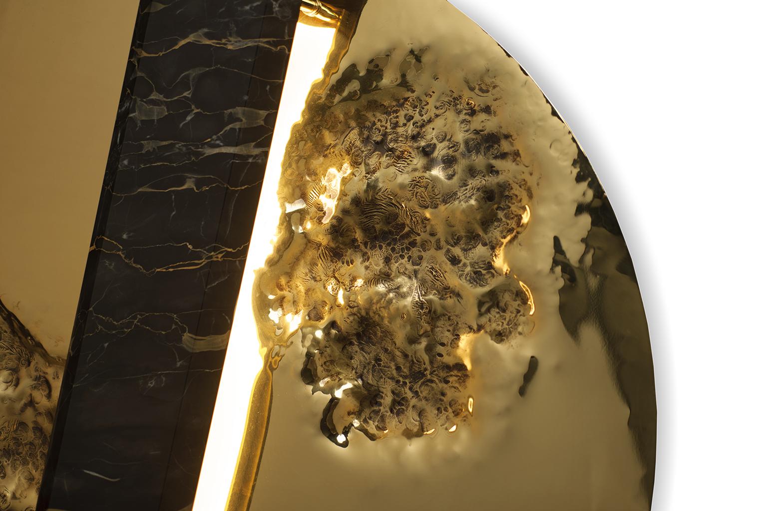 Modern Organic Moonlight Gold Wall Sconce, Hammered Polished Brass and Marble In New Condition For Sale In Oporto, PT