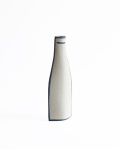 Morandi Bouteille - Blau", 21. Jahrhundert, aus weißer Keramik, Craft in Frankreich