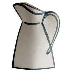 Brocca Morandi del 21° secolo, in ceramica bianca, lavorata a mano in Francia