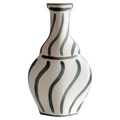 Vase Morandi noir du 21e siècle, en céramique blanche, fabriqué à la main en France