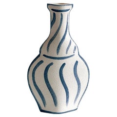 Jarrón Morandi Azul del siglo XXI, de cerámica blanca, hecho a mano en Francia