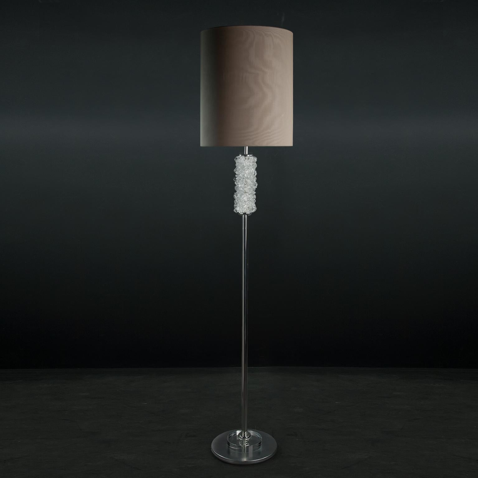 Questo modello è un lampadario pieno di personalità e attitudine. Proprio come Morgane Le Fay, potente figura femminile della mitologia celtica, la sua caratteristica principale è l'elegante e solida struttura metallica, caratterizzata da curve che